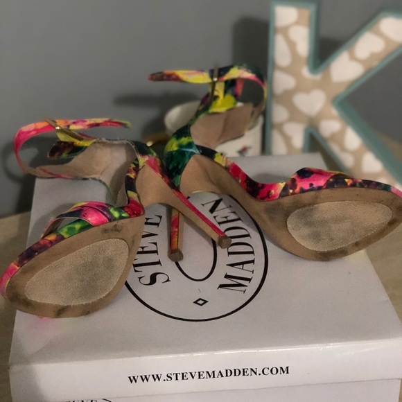 Steve Madden Marlene Floral Print - Picture 2 of 2